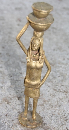 Frau mit zwei Kalabassen / Woman carrying two calabashes